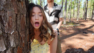 Brooke Tilli a nagyon szenvedélyes amatőr fiatalasszony megkúrva az erdőben